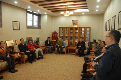 香港書畫藝術(shù)家一行赴交大博物館訪問(wèn)參觀并進(jìn)行交流筆會(huì)